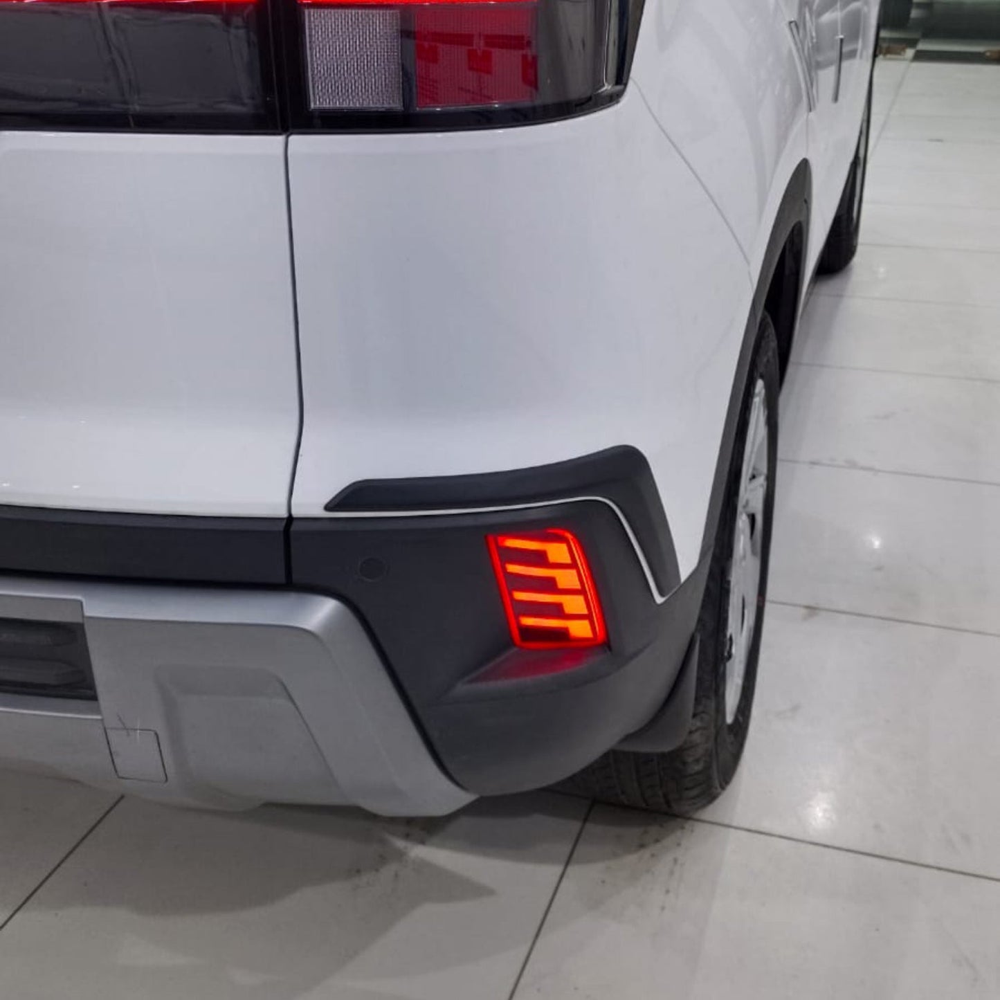 
                  
                    KMH Rear Bumper Reflector for Hyundai Creta 2024(Type-A, Matrix)-CARPLUS-CARPLUS
                  
                
