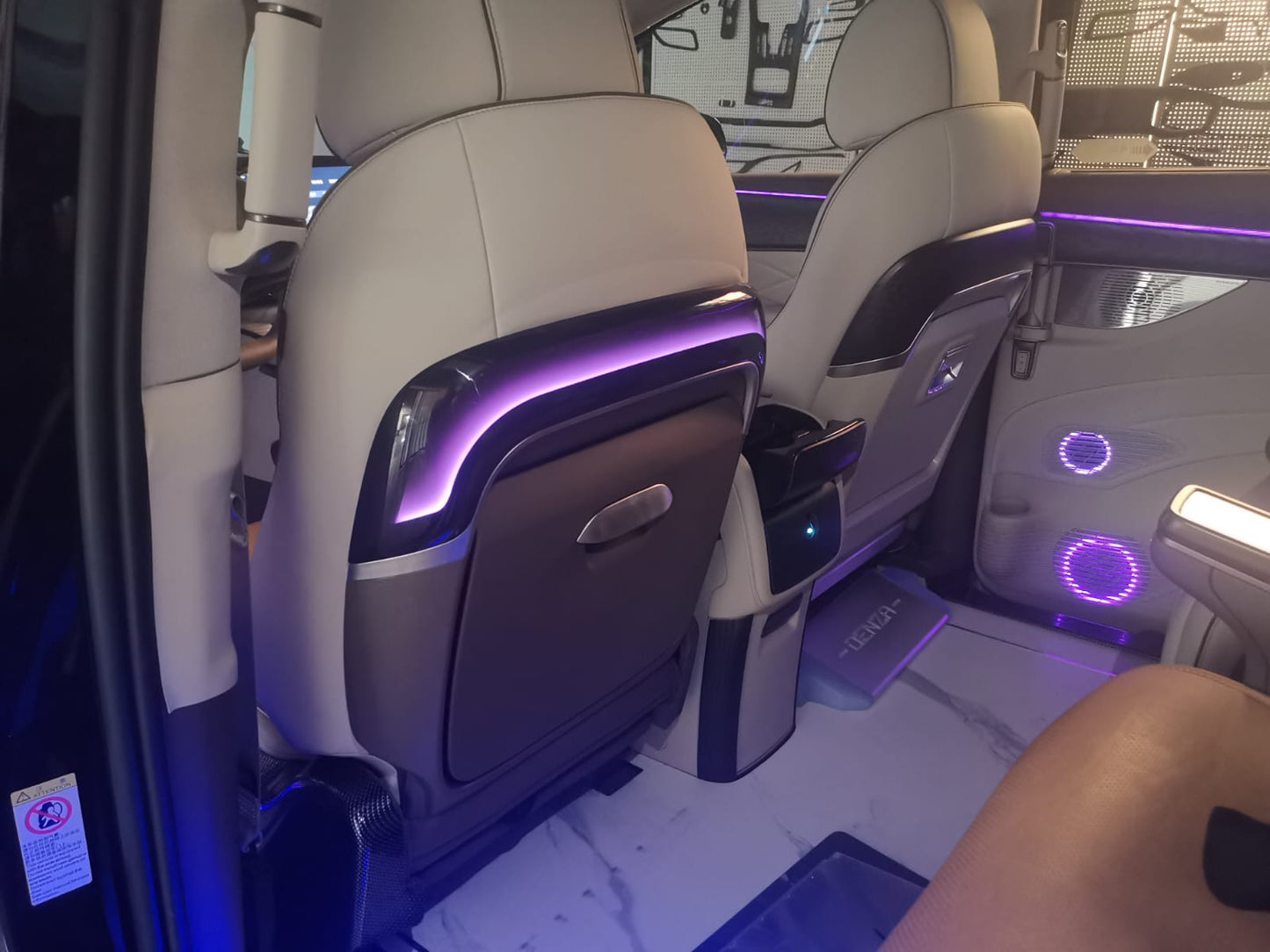 
                  
                    Rear Table for Hycross S Class Design-LAPTOP TRAY-RETRO-CARPLUS
                  
                