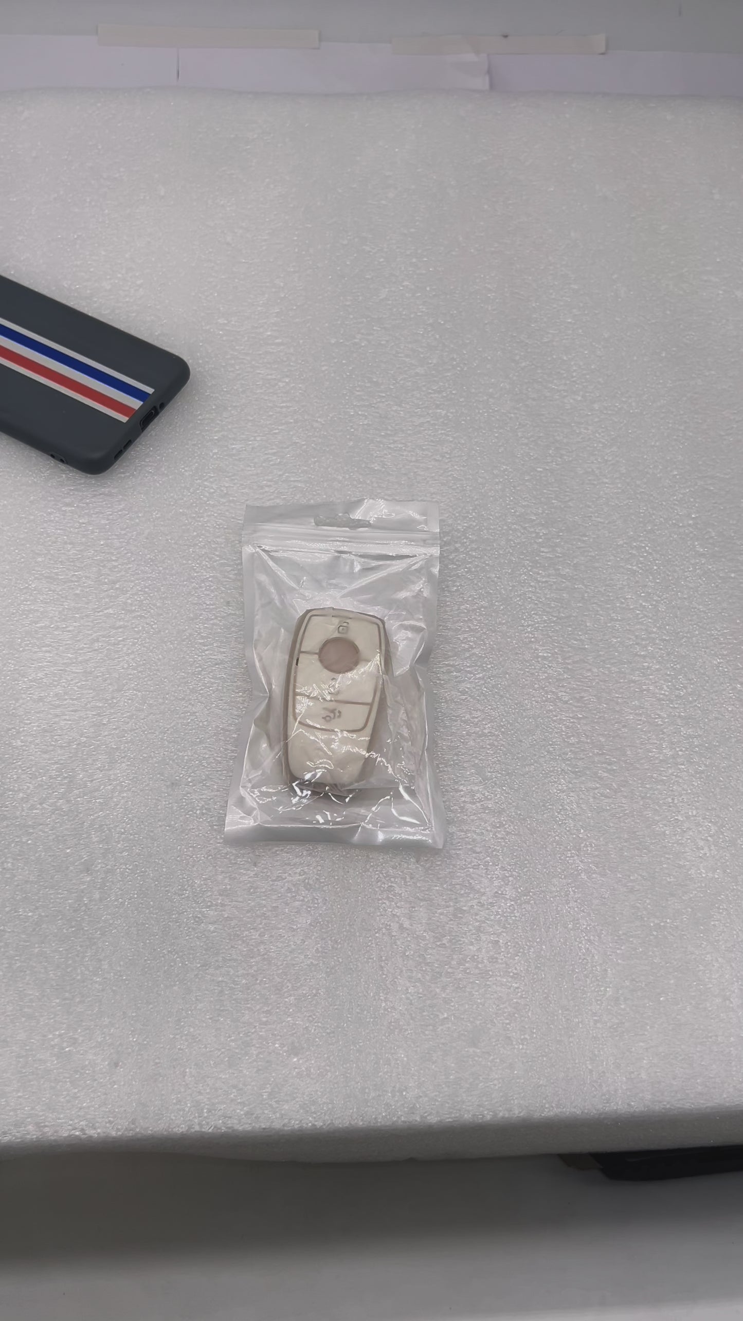 
                  
                    Load and play video in Gallery viewer, Kmh TPU Gold Key Cover For Mercedes benz D2 (KC-201)
                  
                